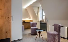 Nashi Rooms